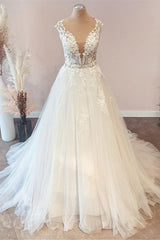 Elegant Sweetheart A-Line Wedding Gown with Floral Lace and Tulle Ruffles