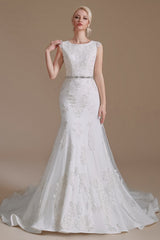 Elegant Mermaid Gown Featuring Long Lace and Tulle