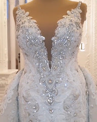 Sweetheart Backless Wedding Dress with Elegant Spaghetti Straps and A-line Appliques Lace