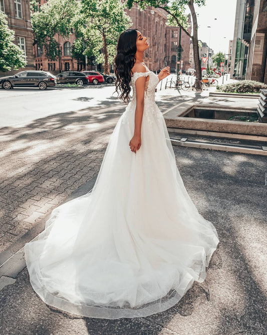 Elegant Deep V-neck A-Line Floor-length Bridal Gown in Tulle Floral Lace