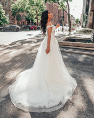 Elegant Deep V-neck A-Line Floor-length Bridal Gown in Tulle Floral Lace
