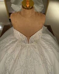 Elegant Long Glitter Ball Gown Wedding Dress Featuring Sweetheart Neckline