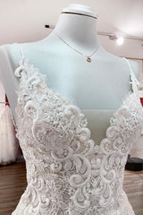Elegant Sleeveless V-Neck A-line Wedding Gown in Tulle with Lace Ruffles
