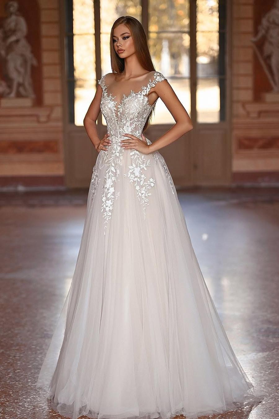 Elegant White Tulle Wedding Dress with Spaghetti Straps and Pleated Applique