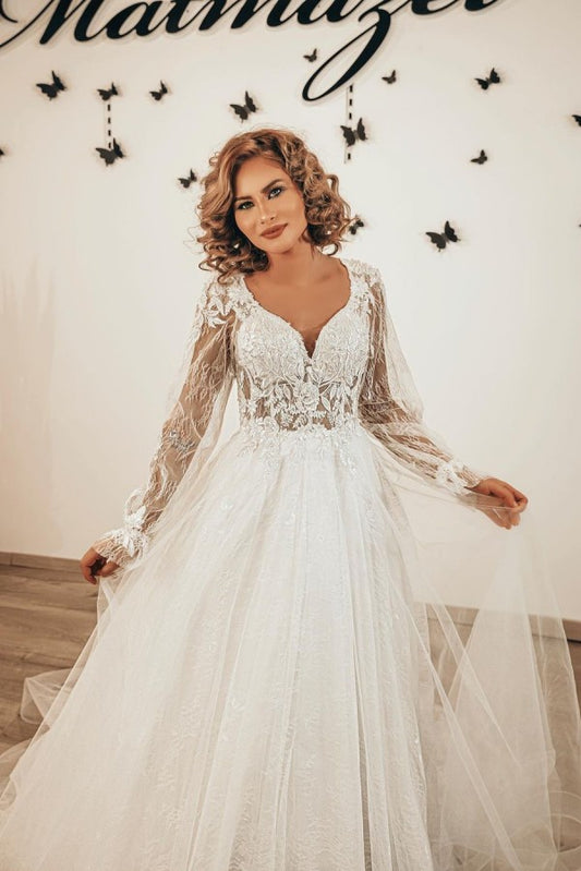 Sweetheart A-Line Wedding Dress with Romantic Long Sleeves and Lace Appliques on Tulle