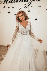 Sweetheart A-Line Wedding Dress with Romantic Long Sleeves and Lace Appliques on Tulle