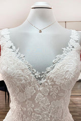 Elegant A-line Wedding Dress with V-Neck and Open Back in Long Tulle Lace