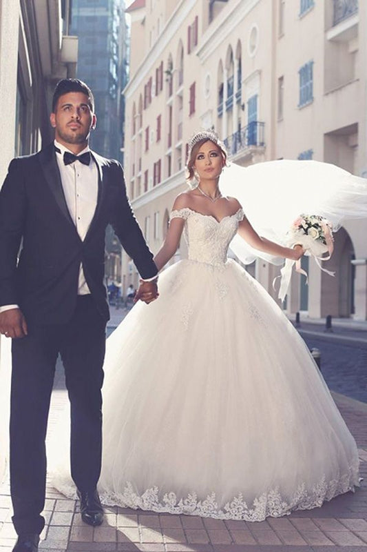 Elegant White Sweetheart Wedding Dresses Adorned With Lace