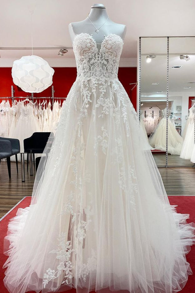 Elegant Ivory A-line Strapless Wedding Dress with Lace Appliques and Tulle
