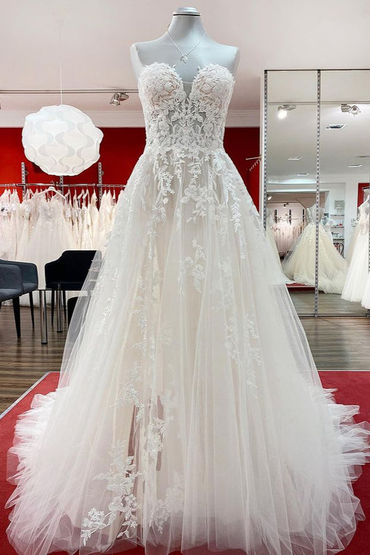 Elegant Ivory A-line Strapless Wedding Dress with Lace Appliques and Tulle