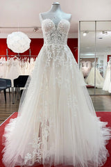 Elegant Ivory A-line Strapless Wedding Dress with Lace Appliques and Tulle