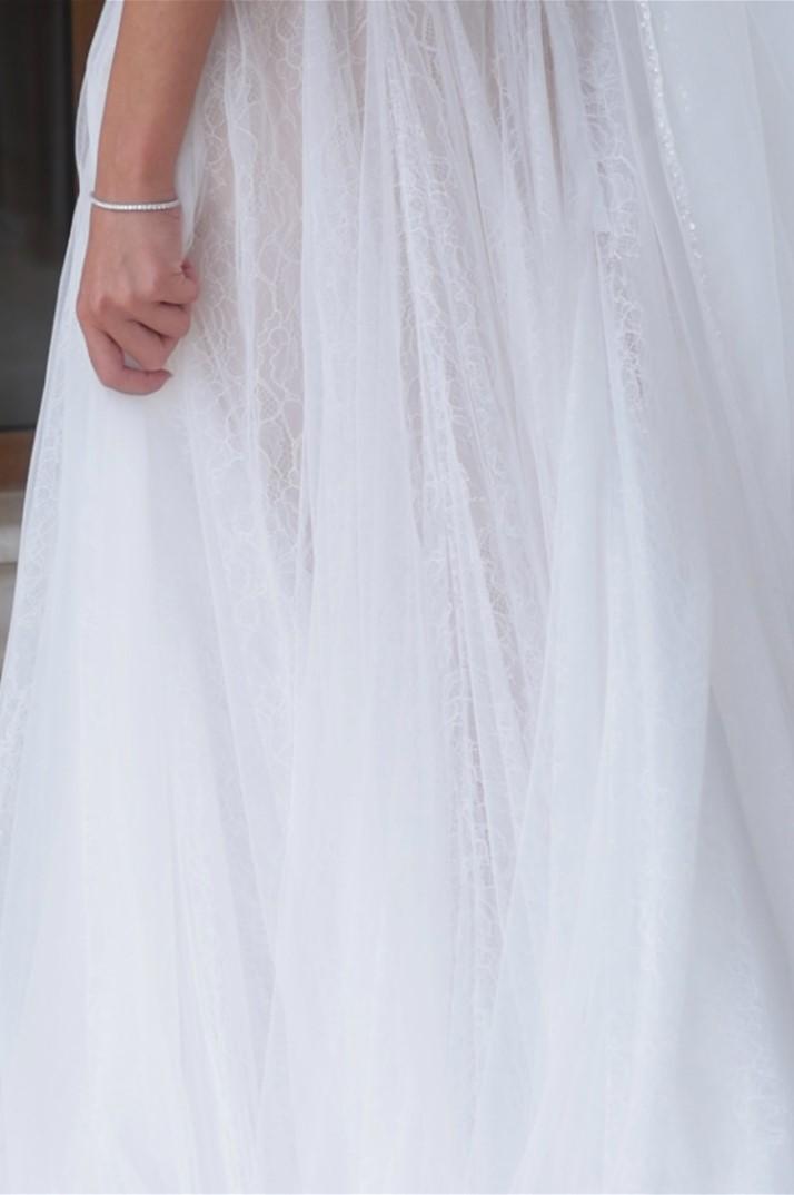 Sleeveless White A-Line Wedding Dress with Elegant Tulle, Spaghetti Straps, Sequins, and Lace