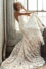 Elegant Sleeveless Wedding Dress with Lace Appliques and Spaghetti Straps