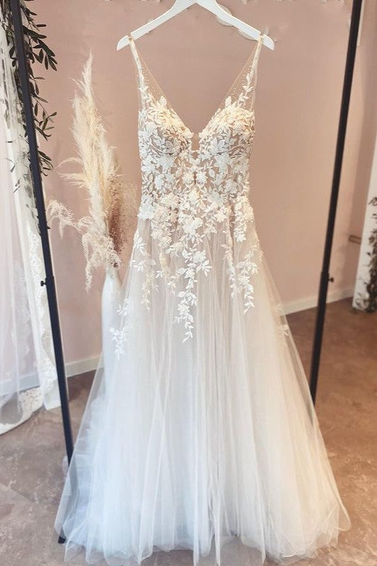 Sweetheart Neckline A-Line Tulle Wedding Dress with Spaghetti Straps and Lace Appliques