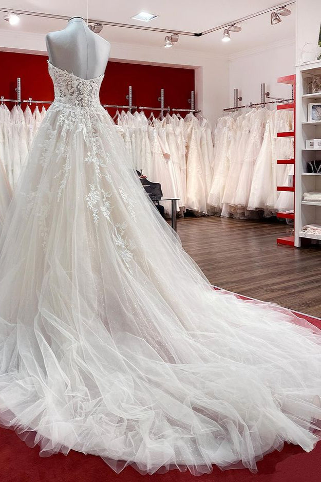Elegant Ivory A-line Strapless Wedding Dress with Lace Appliques and Tulle