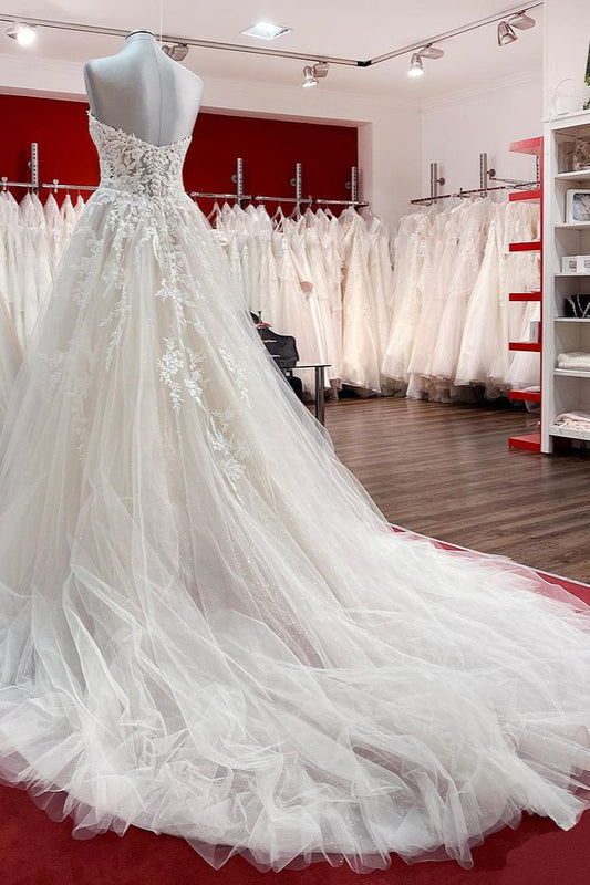 Elegant Ivory A-line Strapless Wedding Dress with Lace Appliques and Tulle