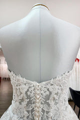 Elegant Ivory A-line Strapless Wedding Dress with Lace Appliques and Tulle