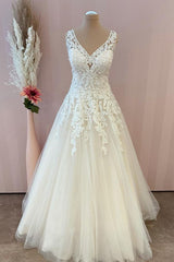 Sweetheart Backless A-Line Wedding Gown with Lace Appliques and Tulle Skirt