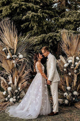 A-Line Vintage V-neck Wedding Dress Featuring Straps and Appliques