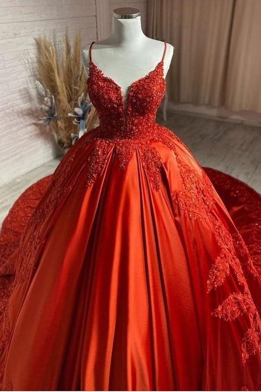 Elegant Sweetheart Neckline Satin Wedding Gown with Lace Backless Design and Appliques