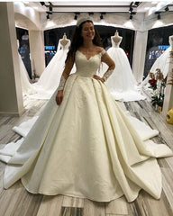 Elegant Sweetheart Princess Wedding Gown with Long Satin Sleeves and Appliques