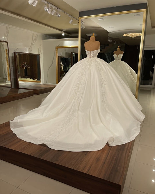Elegant Long Glitter Ball Gown Wedding Dress Featuring Sweetheart Neckline