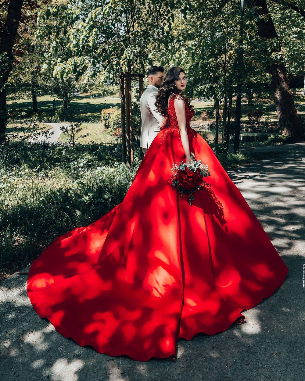 Princess Wedding Dresses in Elegant Long Satin with V-neck and Lace