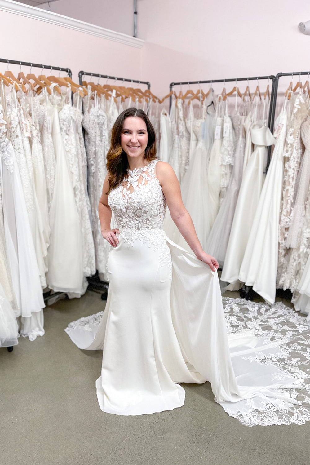 Elegant Floor-length Bateau Wedding Dress with Mermaid Silhouette and Lace Appliques