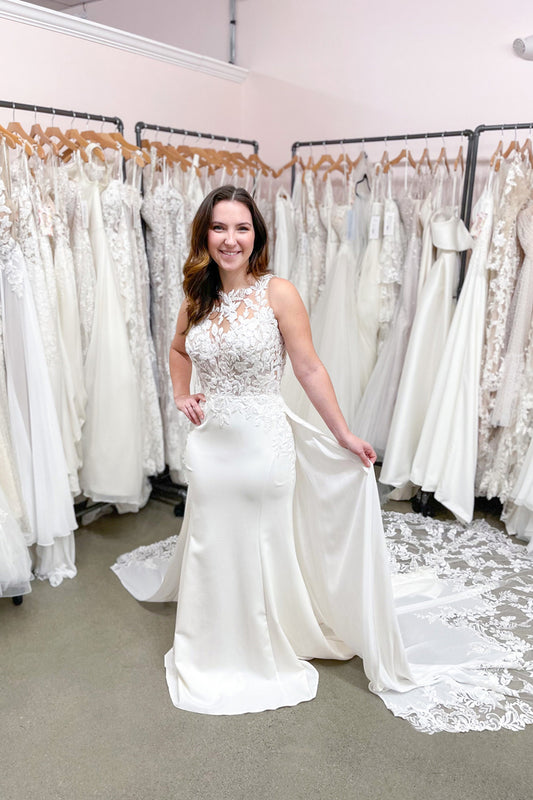 Elegant Floor-length Bateau Wedding Dress with Mermaid Silhouette and Lace Appliques
