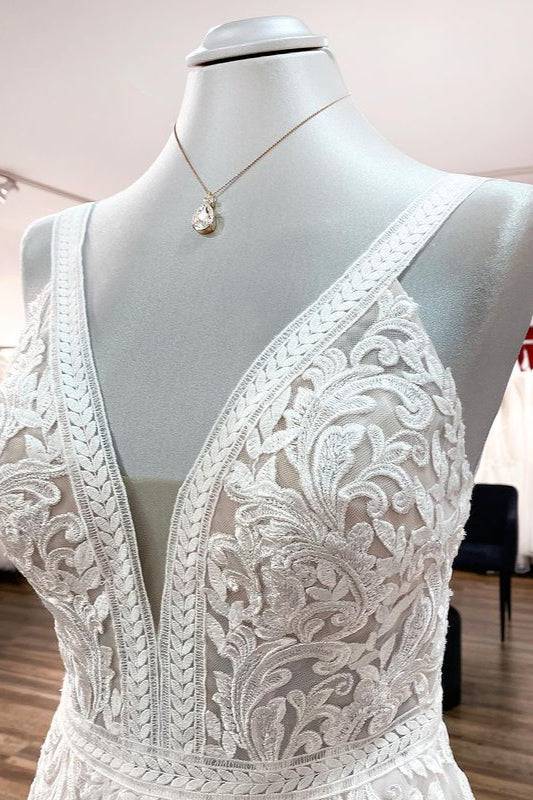 Elegant Open Back Sleeveless A-line Tulle Wedding Dresses with Lace Appliques