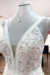 Elegant Open Back Sleeveless A-line Tulle Wedding Dresses with Lace Appliques