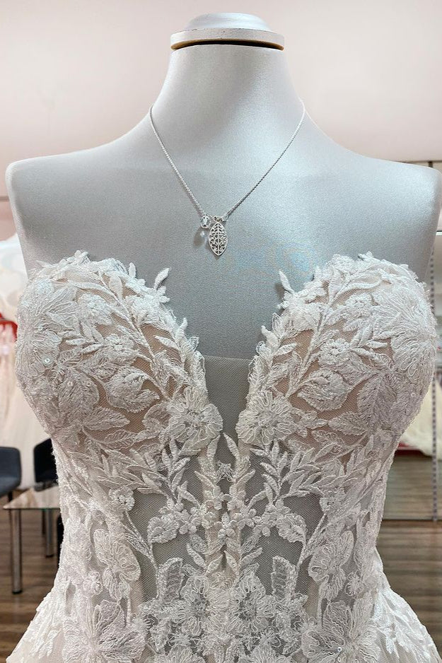 Elegant Ivory A-line Strapless Wedding Dress with Lace Appliques and Tulle