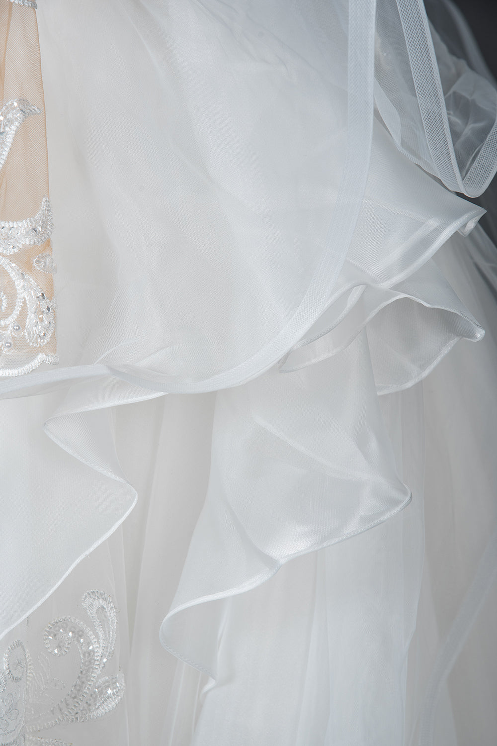Elegant Long Sleeve Ruffled Ball Gown Wedding Dress Featuring Lace Appliques