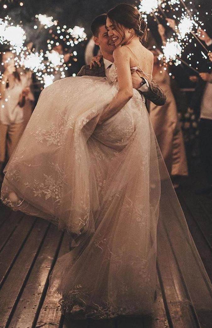 Elegant V-neck A-line Wedding Gown with Tulle Lace and Spaghetti Straps