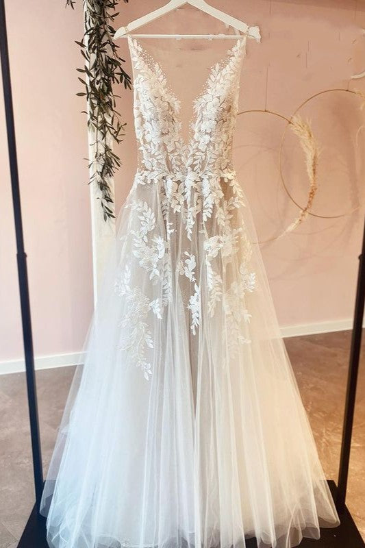 Elegant A-line Vintage Wedding Dress Featuring Long Lace and Tulle Appliques