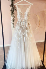 Elegant A-line Vintage Wedding Dress Featuring Long Lace and Tulle Appliques