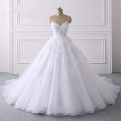 V-Neck Tulle Wedding Dress with Elegant Spaghetti-Straps and Lace Appliques