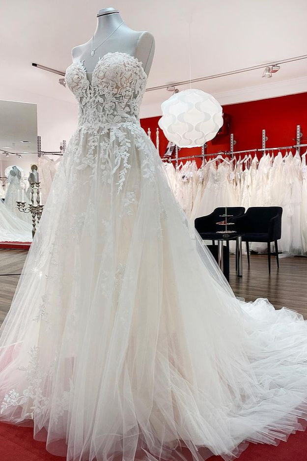 Elegant Ivory A-line Strapless Wedding Dress with Lace Appliques and Tulle