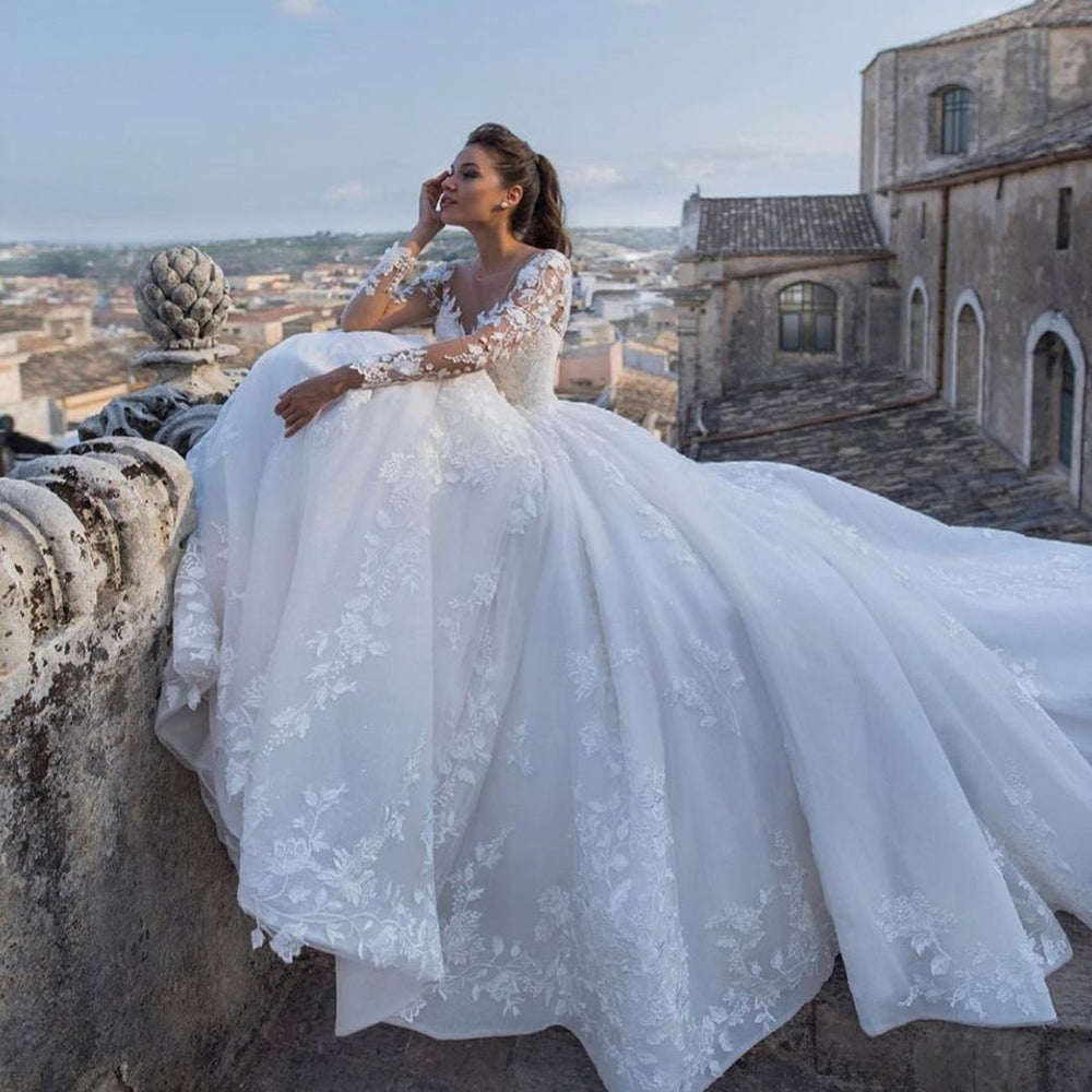 Elegant Sweetheart Princess Wedding Dress with Floral Lace Appliques and Long Sleeves