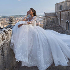 Elegant Sweetheart Princess Wedding Dress with Floral Lace Appliques and Long Sleeves