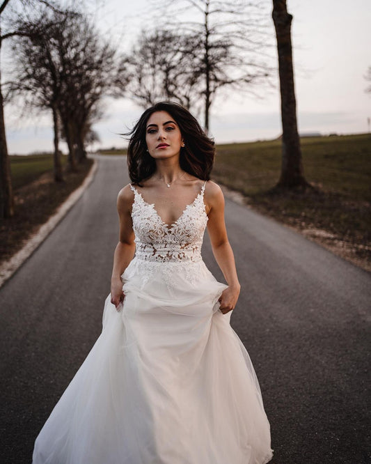 Elegant A-line V-neck Tulle Wedding Dress with Appliques