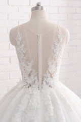 Elegant Sleeveless Tulle Wedding Dress with Lace Appliques and Train