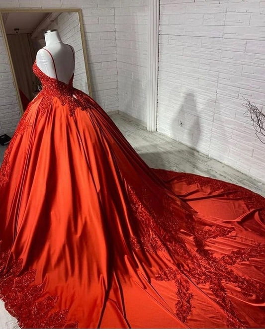 Elegant Sweetheart Neckline Satin Wedding Gown with Lace Backless Design and Appliques