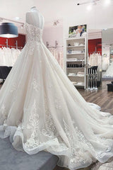 Elegant V-neck Spaghetti-Strap Tulle Ball Gown Bridal Dress Featuring Lace Ruffles