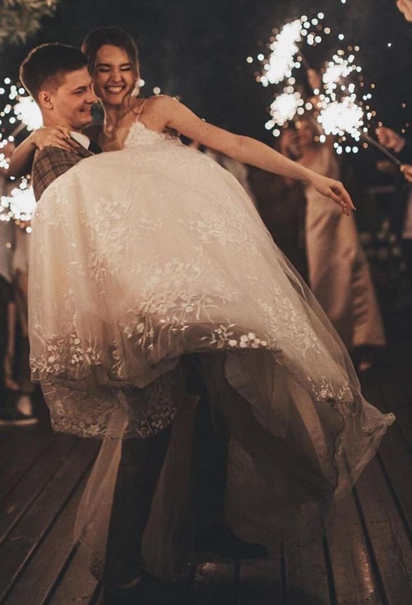 Elegant V-neck A-line Wedding Gown with Tulle Lace and Spaghetti Straps