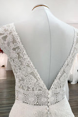 Elegant A-line V-neck Wedding Gown in Tulle with Lace Appliques